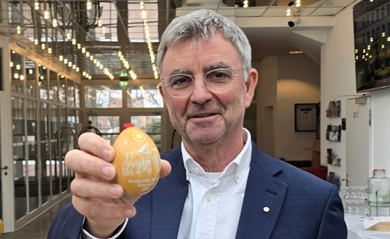 Unser Präsident, Dr. Matthias Brendler, präsentiert das Sammel-Glücks-Ei 2026