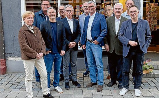 Der aktuelle und der kommende Vorstand des Rotary Clubs Hameln